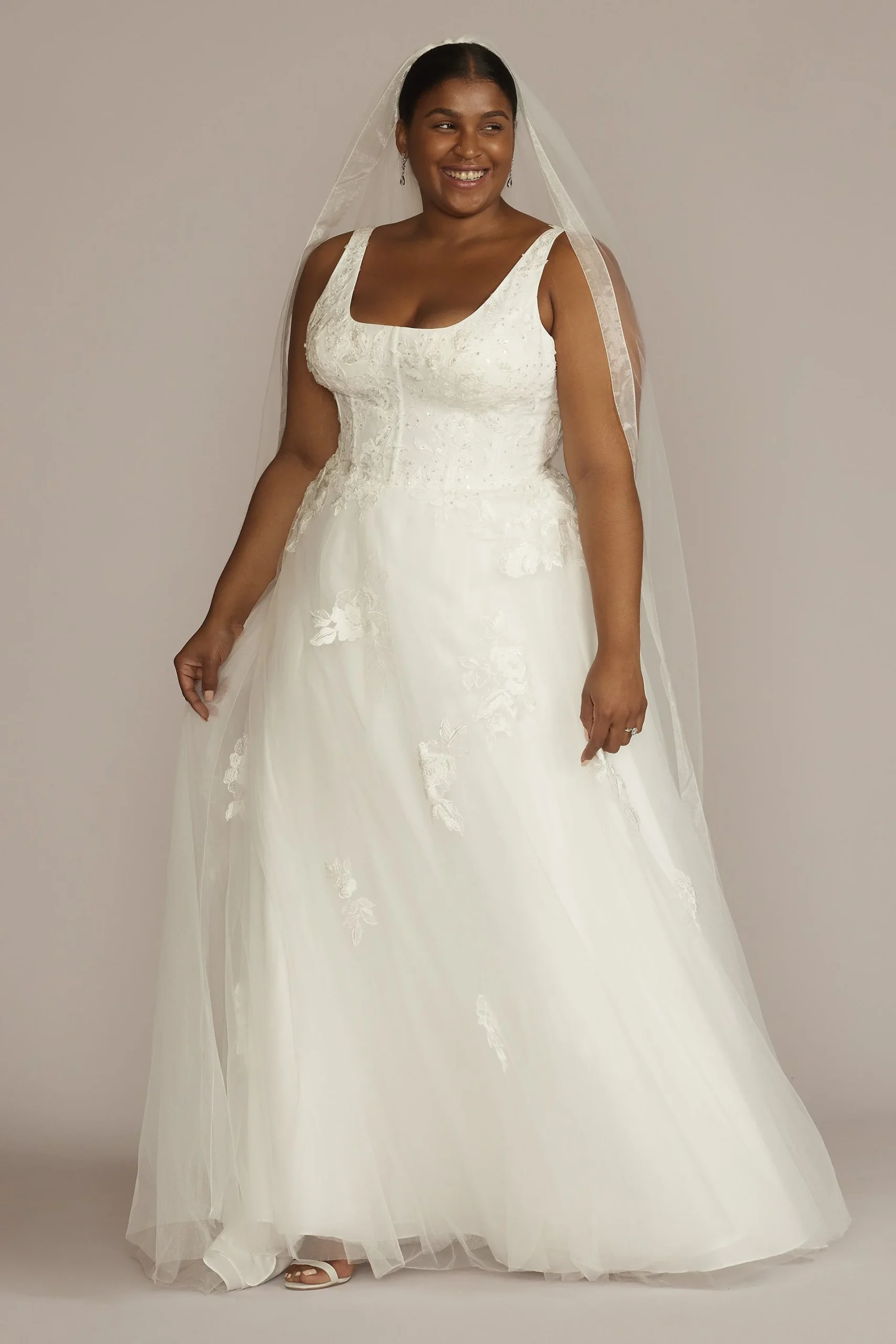 Floral Scoop Neck Sleeveless Wedding Gown