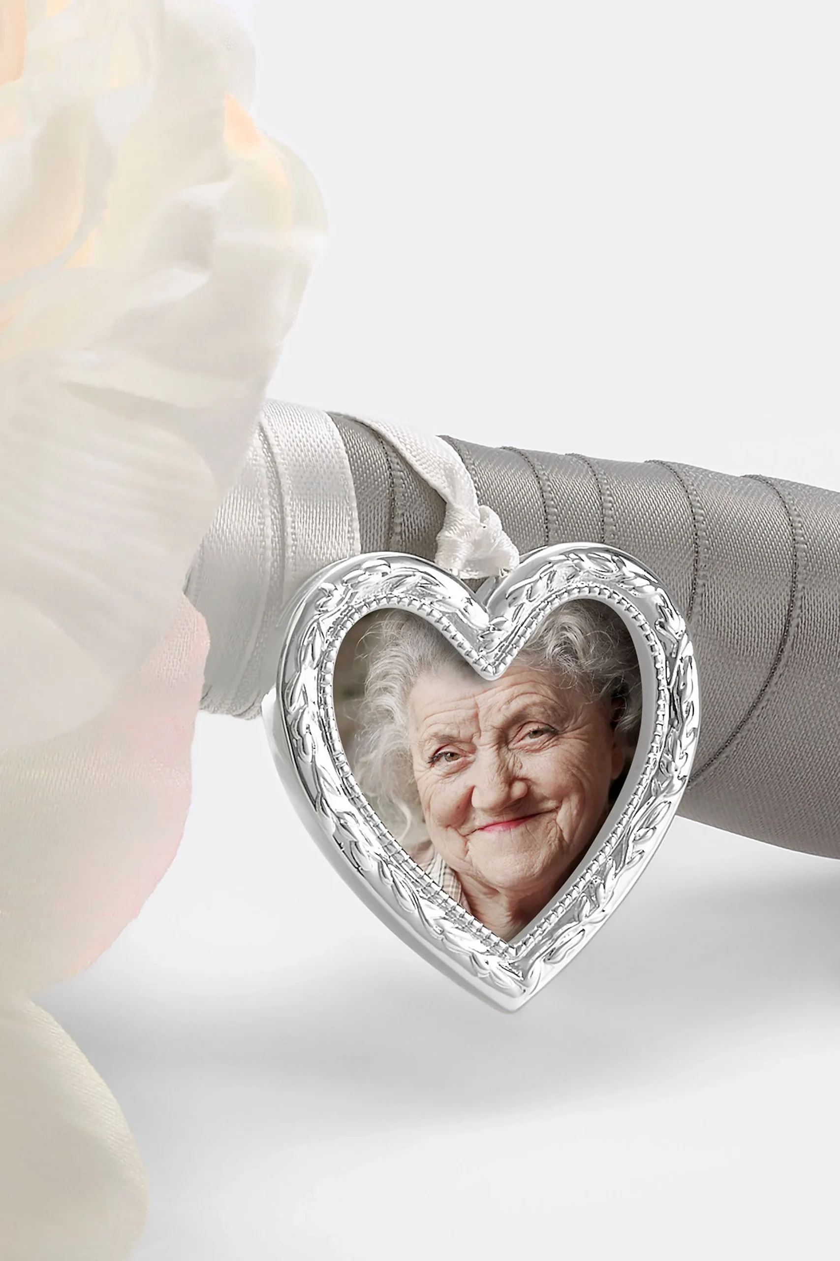 Kittenish Engraved Heart Bouquet Photo Charm