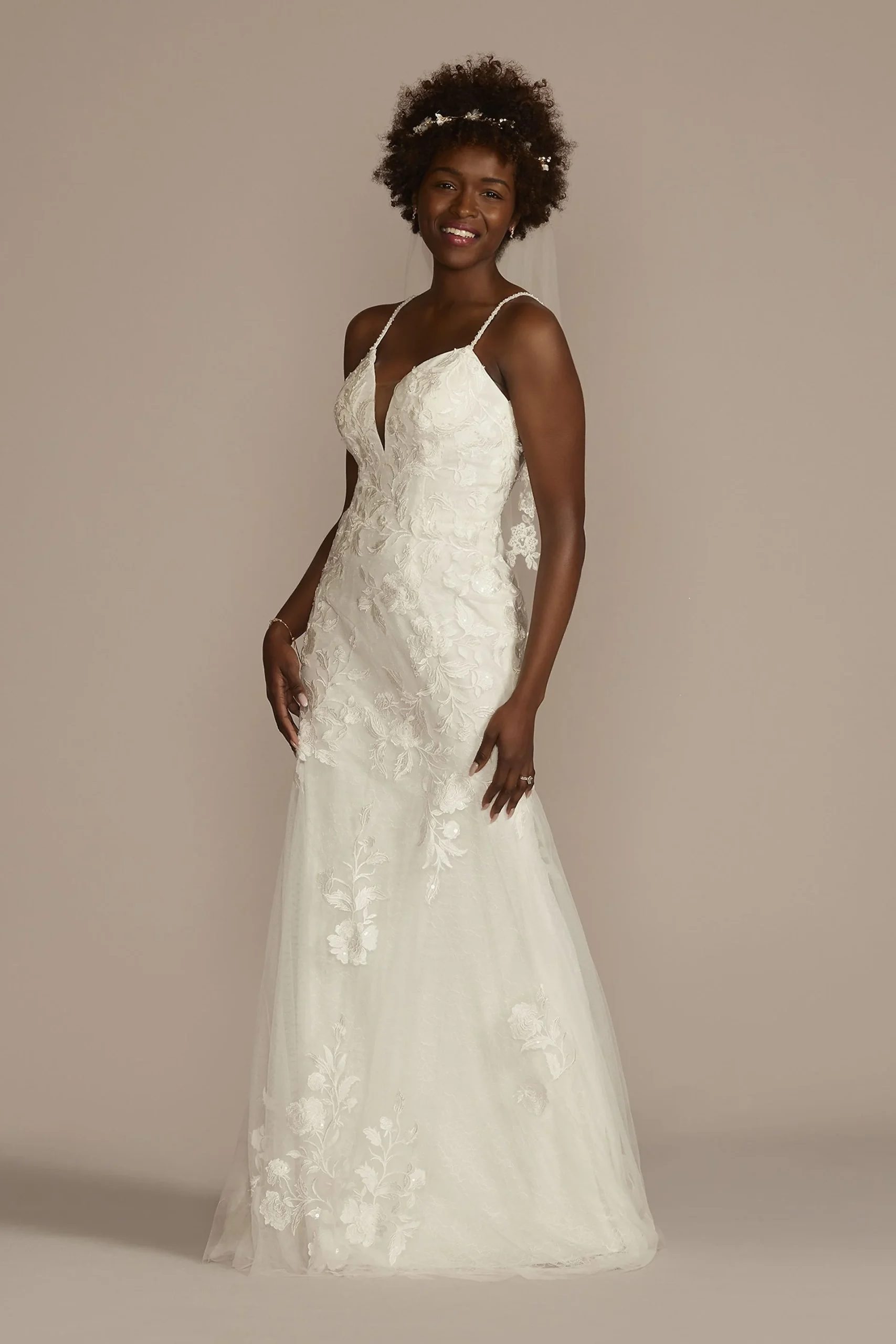 Lace Applique Tulle V-Neck Mermaid Wedding G