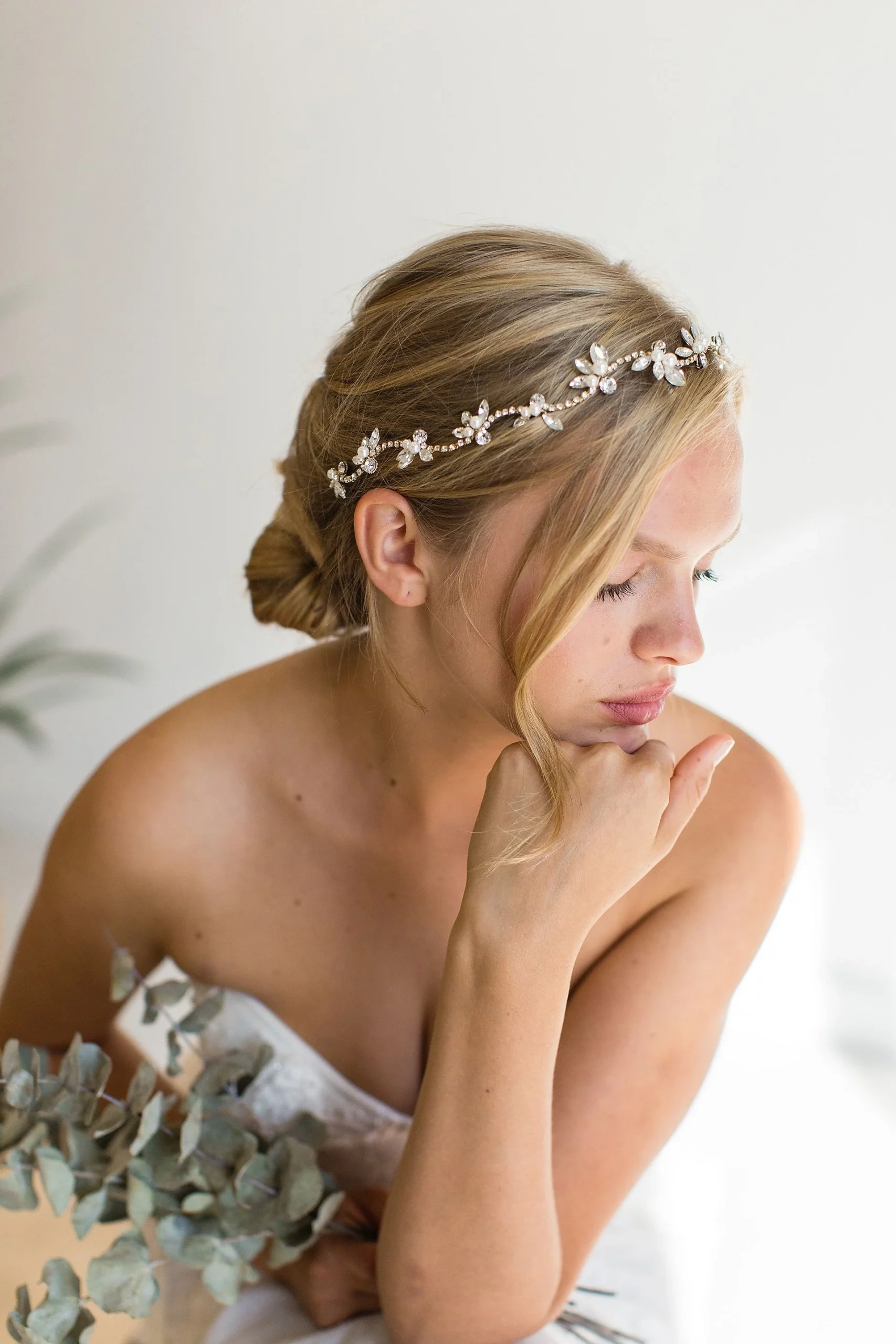 Zaliki Floral Pearl and Crystal Halo Vine